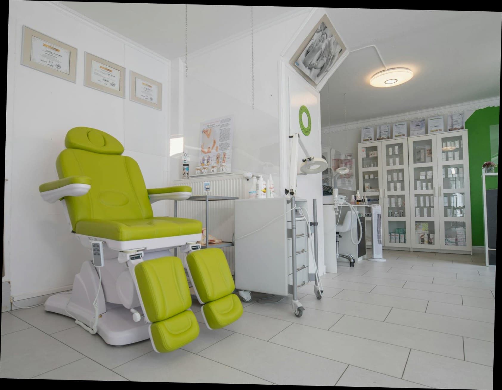 Interior klinik kecantikan modern dengan peralatan profesional
