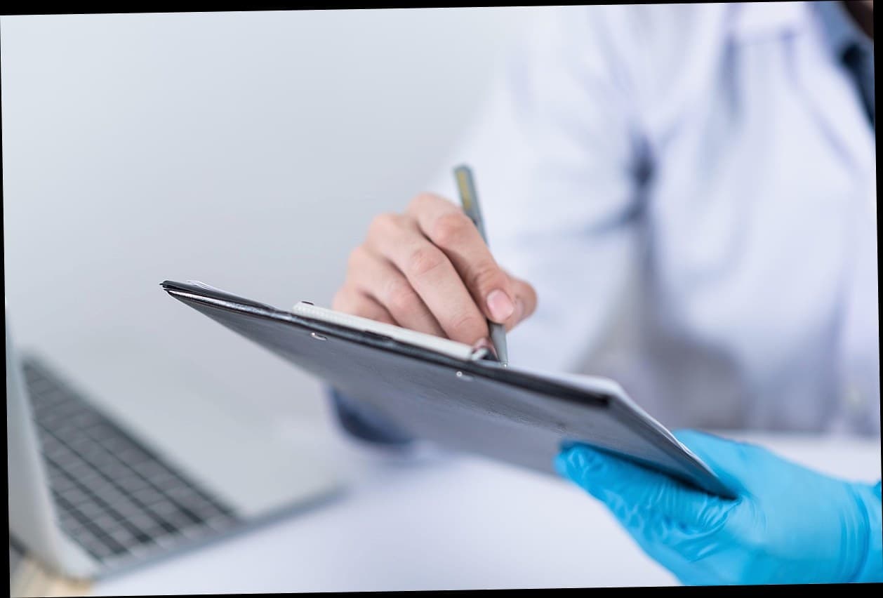 Konsultan klinik kecantikan sedang berdiskusi dengan pasien tentang program membership