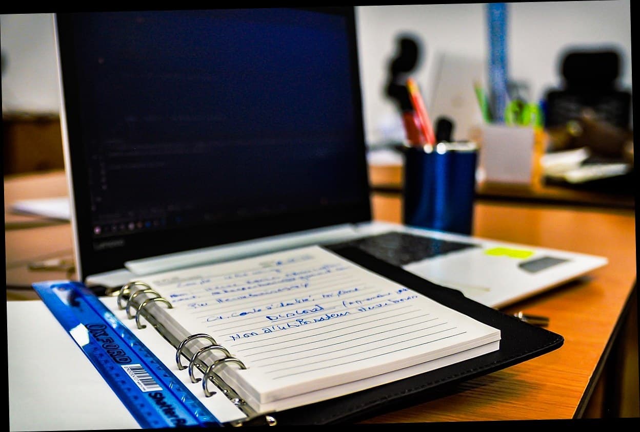 Manajemen Klinik Manual vs Digital: Mana yang Bikin Pasien Jadi Langganan Tetap?