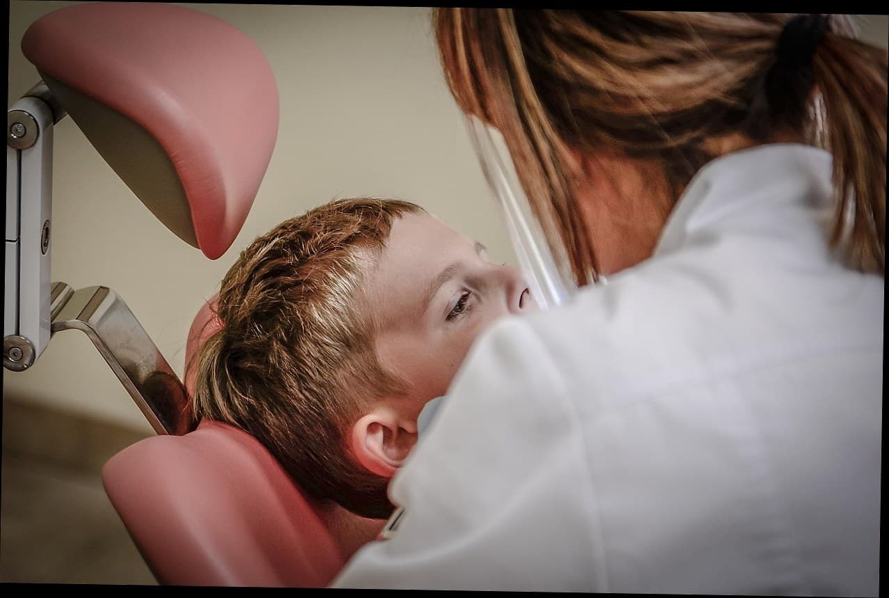 Manajemen klinik kecantikan sedang menganalisis data pasien untuk strategi marketing yang lebih efektif