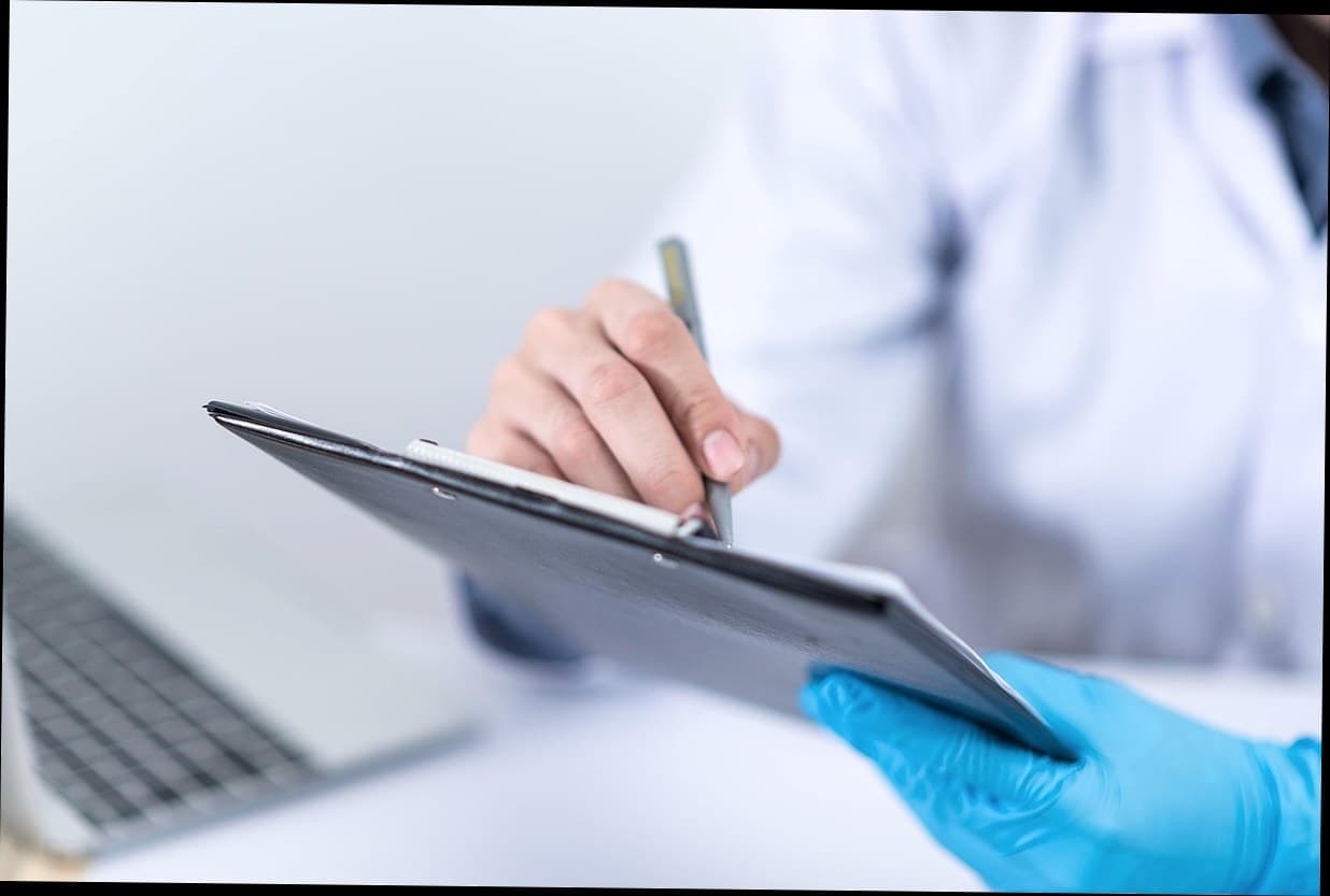 Konsultasi pelanggan di klinik kecantikan dengan daftar layanan modern