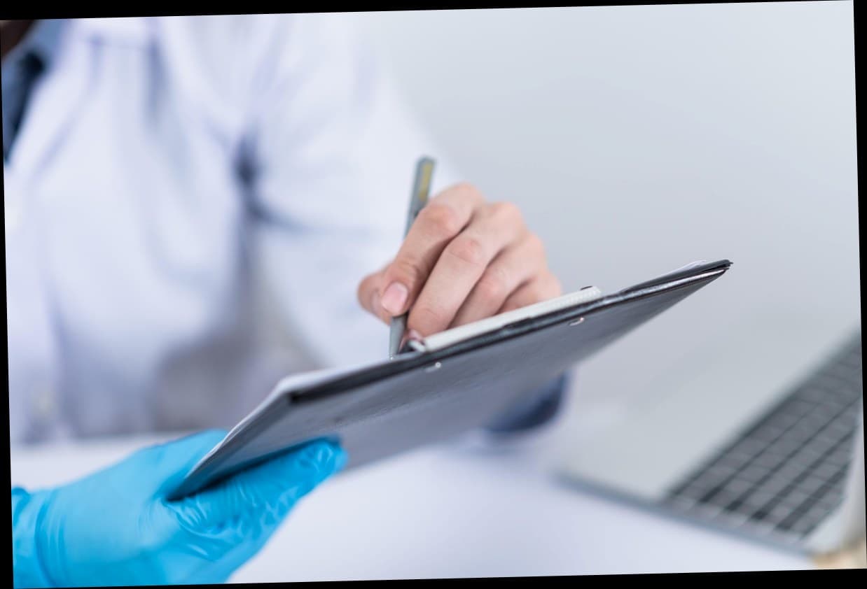 Dokter klinik kecantikan sedang berkonsultasi dengan pasien tentang treatment