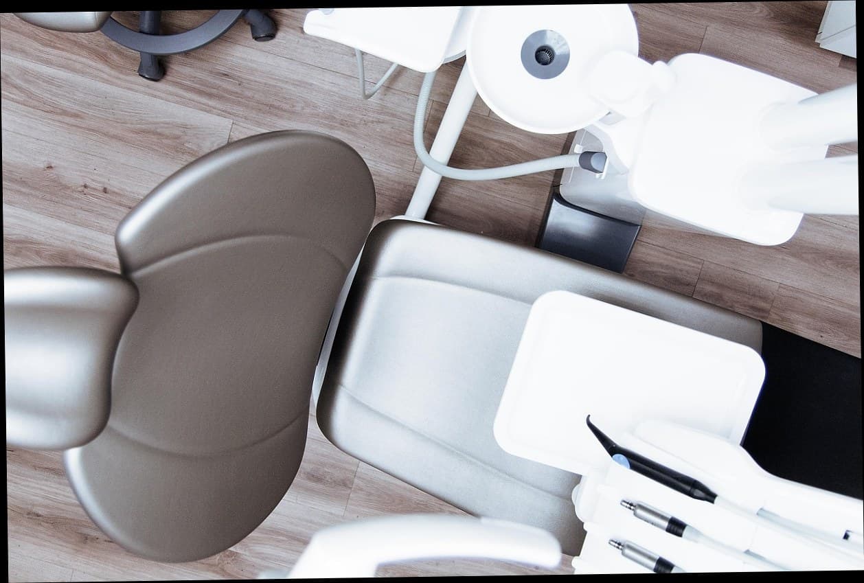 Interior klinik kecantikan modern dengan sistem manajemen digital