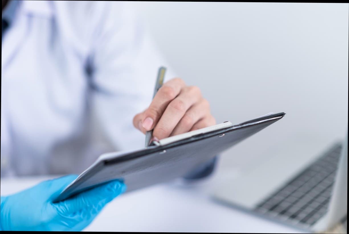 Owner klinik kecantikan sedang berdiskusi dengan tim menggunakan tablet