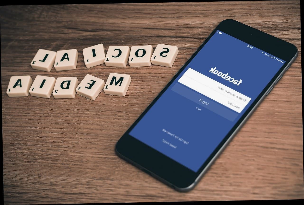 Ilustrasi pemilik klinik menggunakan aplikasi loyalty di smartphone