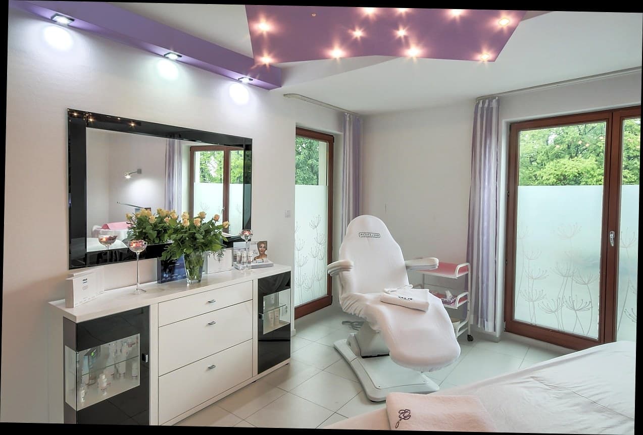 Interior klinik kecantikan modern dengan peralatan treatment profesional