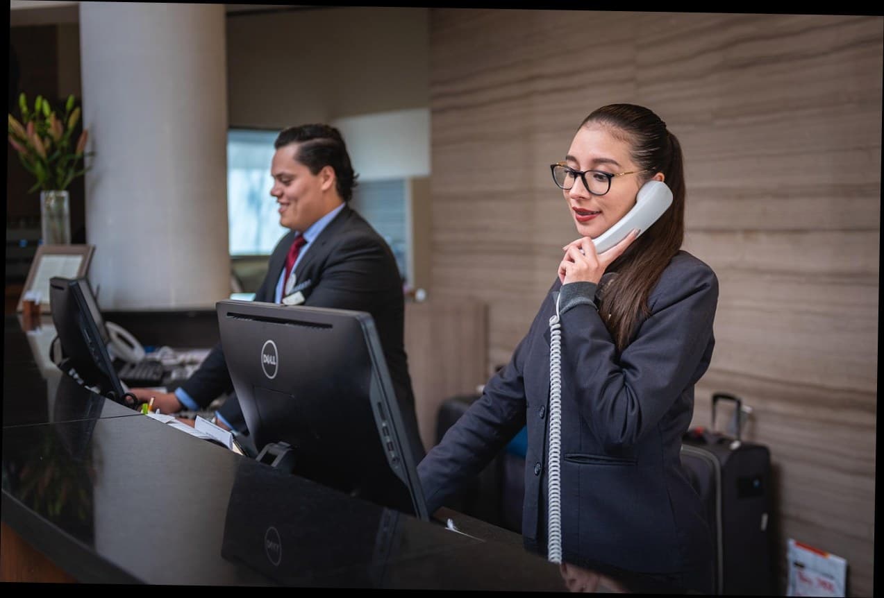 Pemilik klinik kecantikan menggunakan aplikasi kasir salon terbaik di tablet