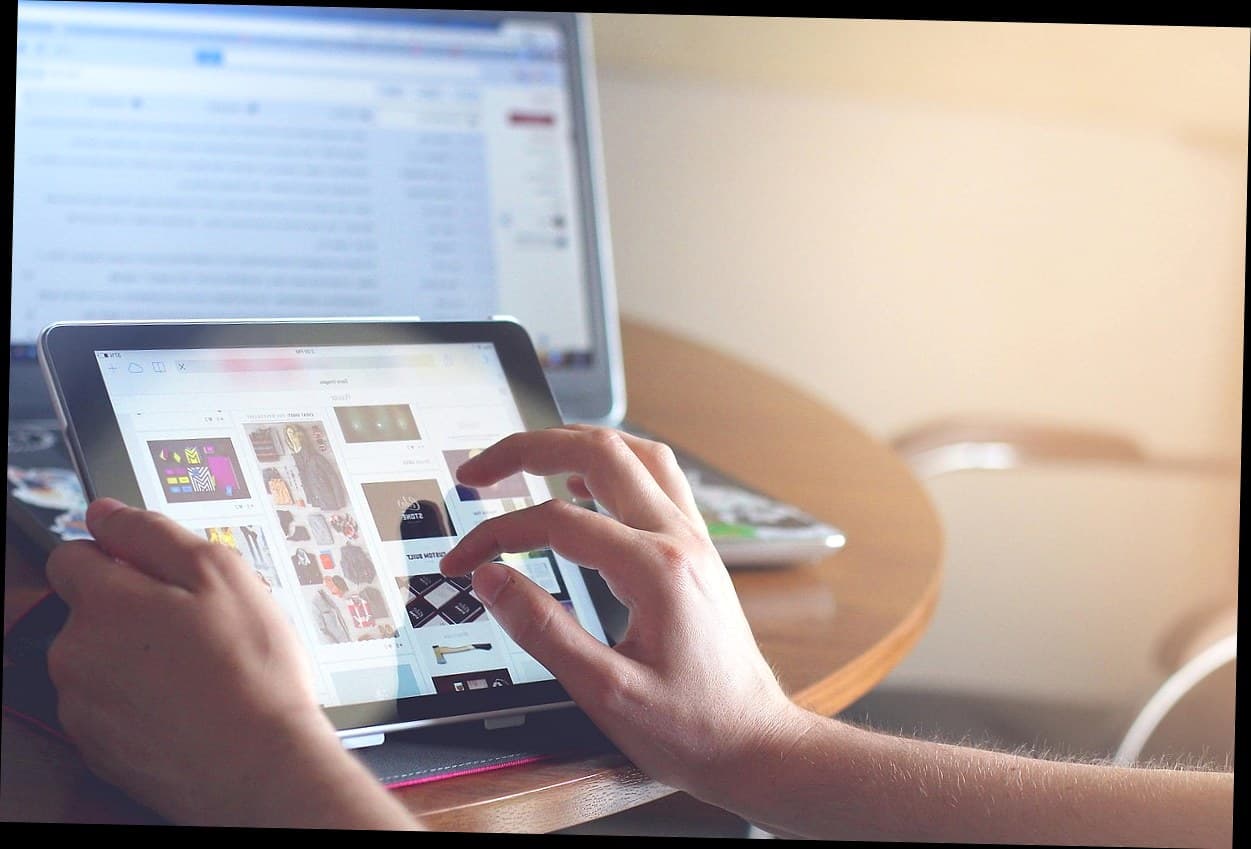 Konsultan sedang menjelaskan sistem manajemen klinik kecantikan digital kepada pemilik klinik.