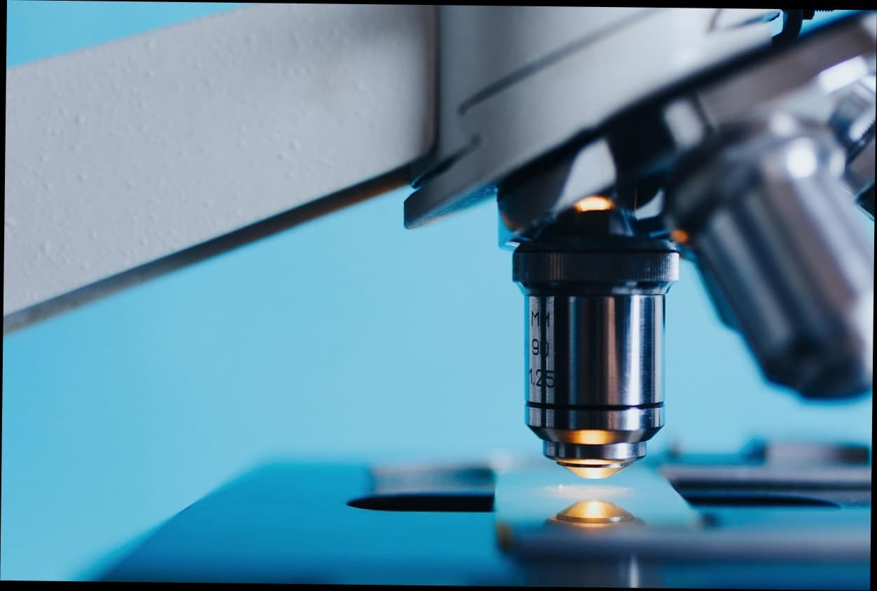 Ilustrasi perbandingan strategi promosi klinik kecantikan berbasis diskon vs retensi pelanggan