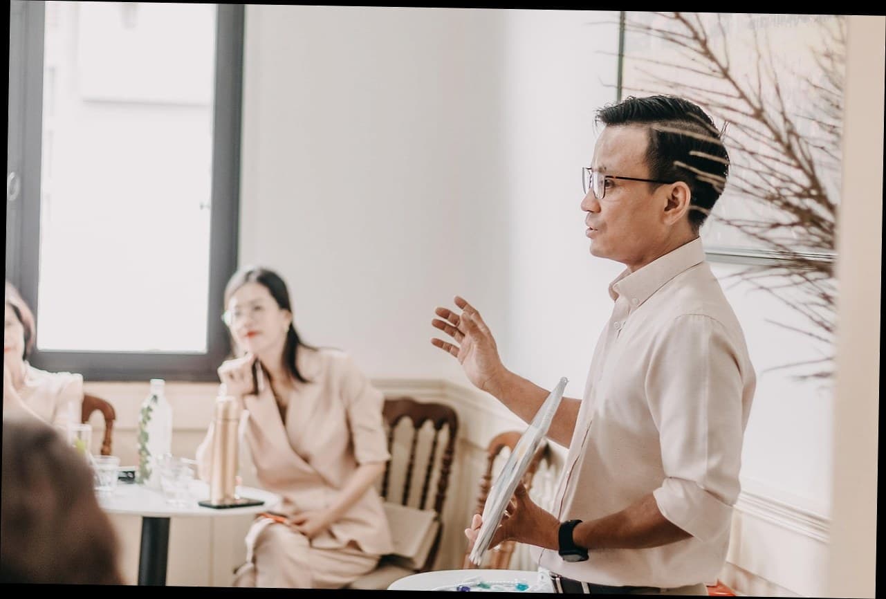 Manajer klinik kecantikan sedang diskusi dengan tim karyawan tentang sistem gaji dan komisi