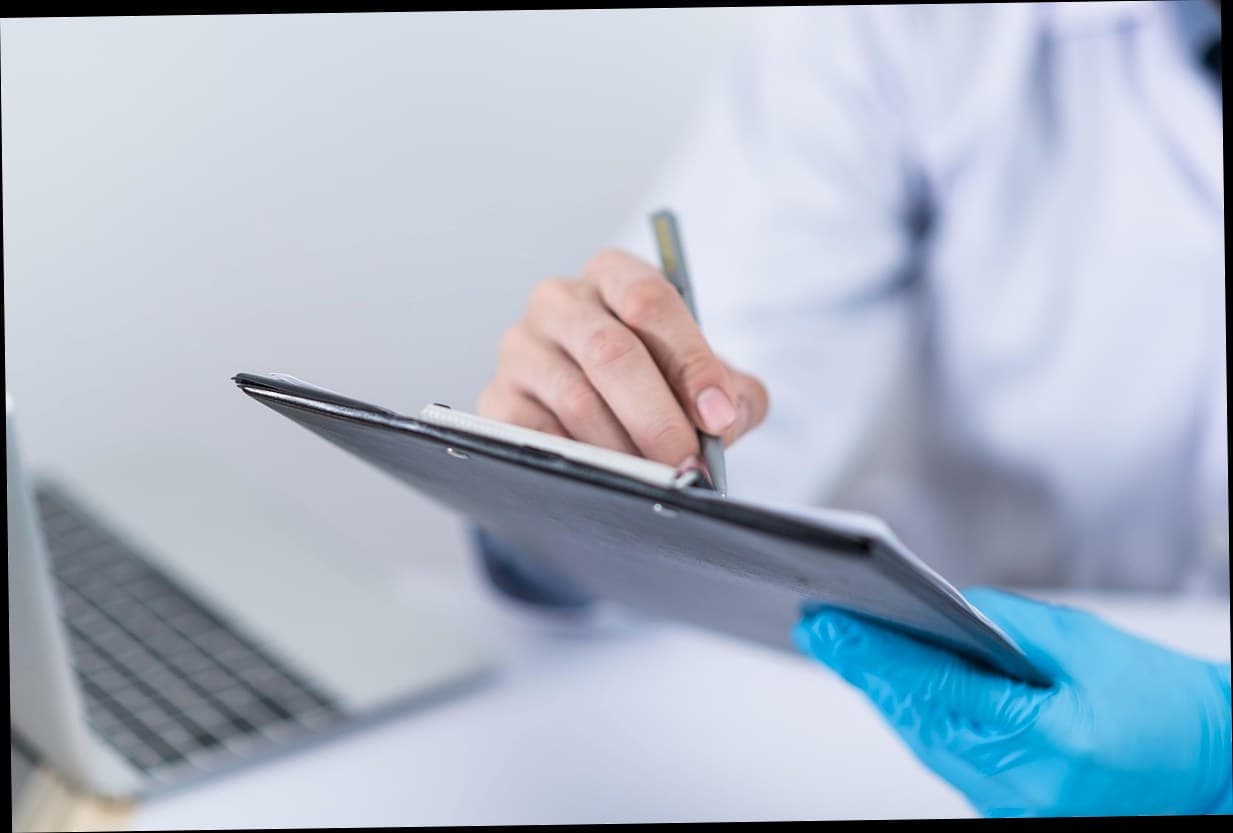 Dokter klinik kecantikan sedang berkonsultasi dengan pasien di ruang treatment modern