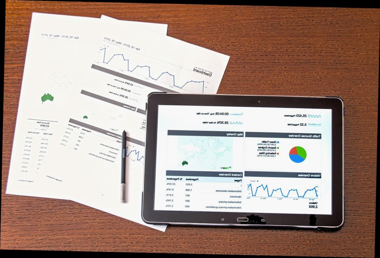 Manajer klinik kecantikan menggunakan tablet untuk mengelola operasional dan sistem penggajian.