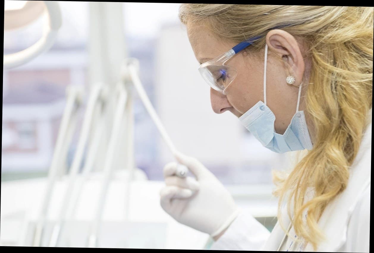 Pemilik klinik kecantikan menggunakan tablet untuk mengelola sistem manajemen klinik modern