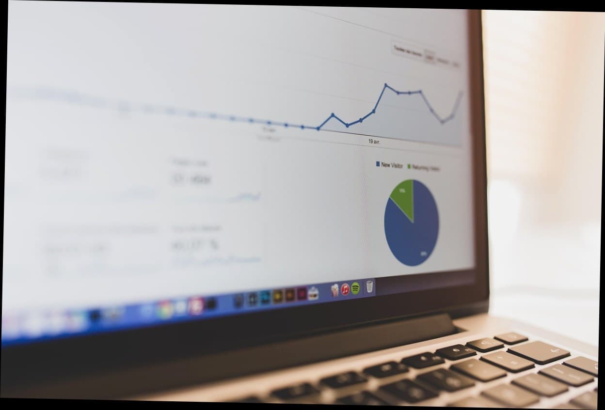 Dashboard analitik klinik kecantikan menampilkan data pasien dan metrik retensi untuk pemilik klinik