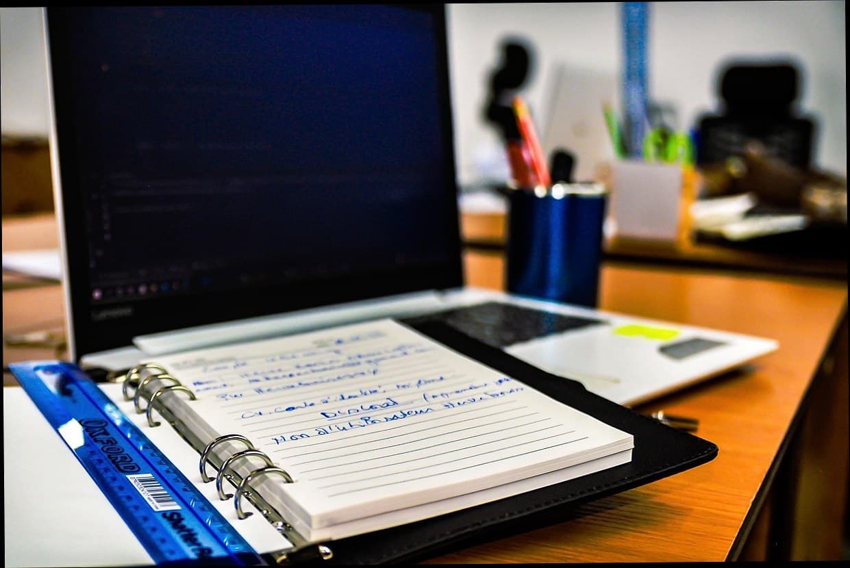 Pemilik klinik kecantikan menggunakan aplikasi kasir digital di tablet untuk melayani pasien.