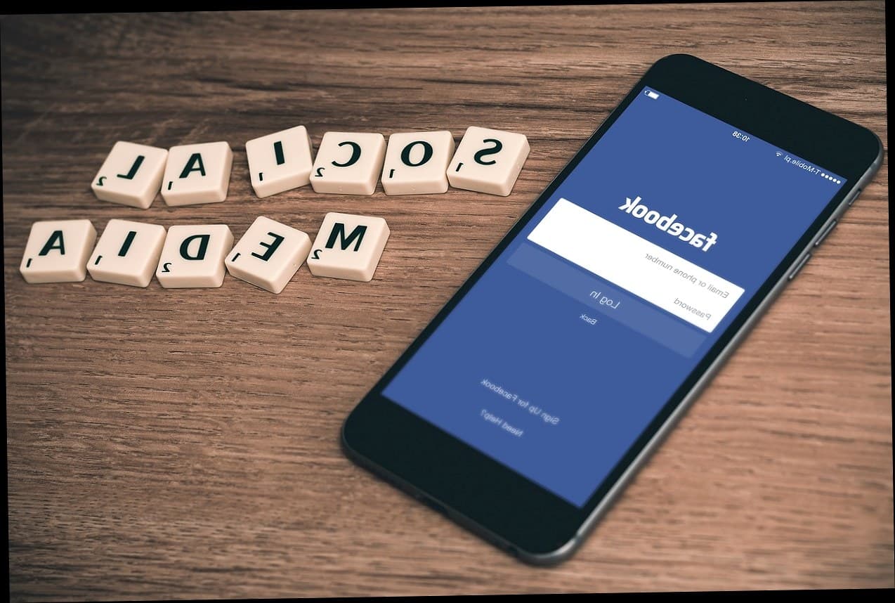 Ilustrasi penggunaan aplikasi mobile untuk program loyalitas pelanggan di klinik kecantikan.