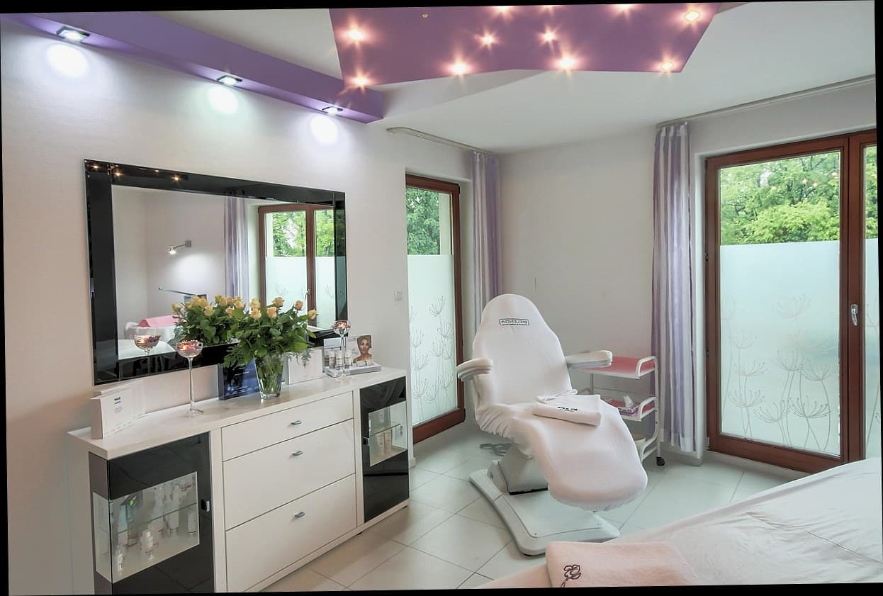 Resepsionis klinik kecantikan melayani pasien di meja depan dengan tablet