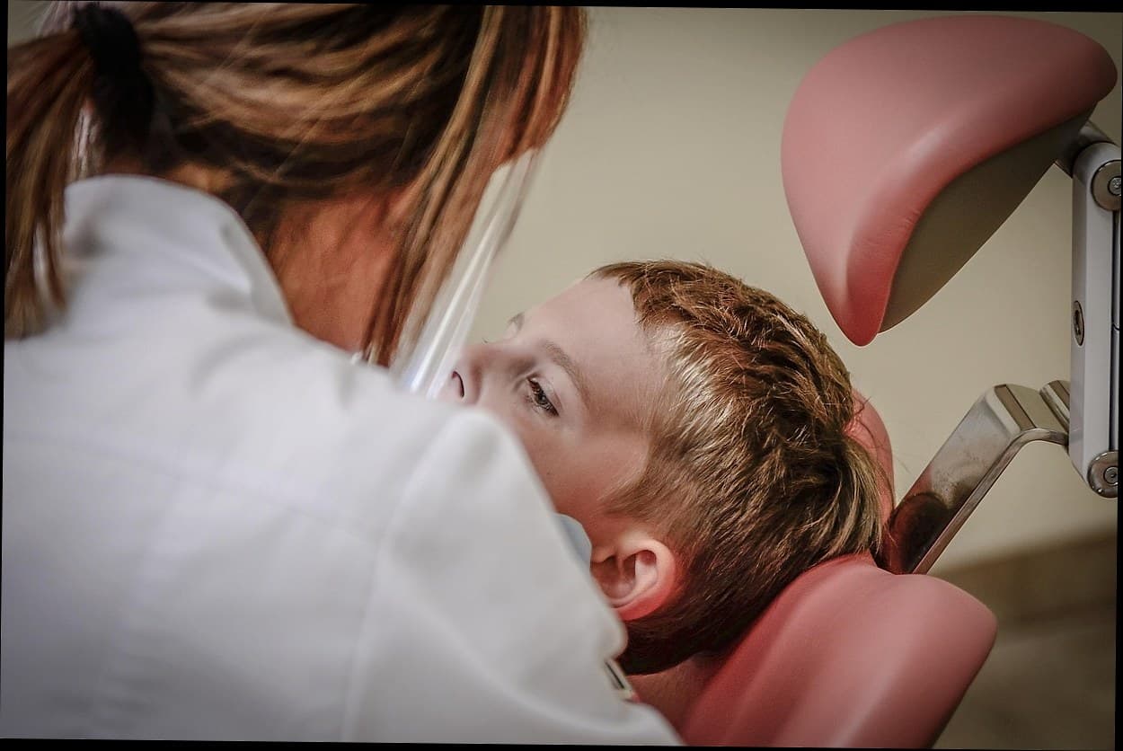 Pemilik klinik kecantikan sedang berdiskusi dengan pelanggan tentang program loyalitas