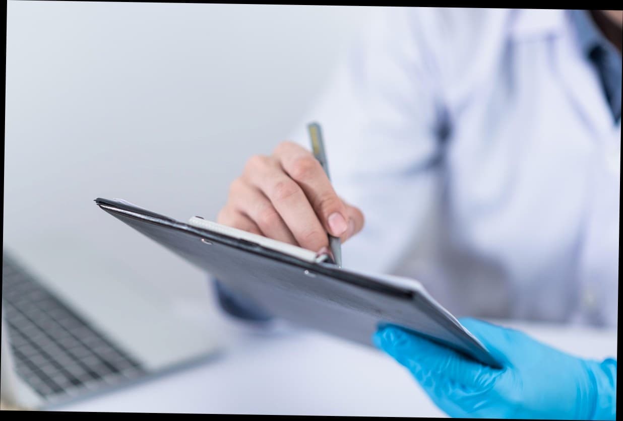 Konsultan klinik kecantikan sedang mendemonstrasikan sistem appointment online kepada pemilik klinik