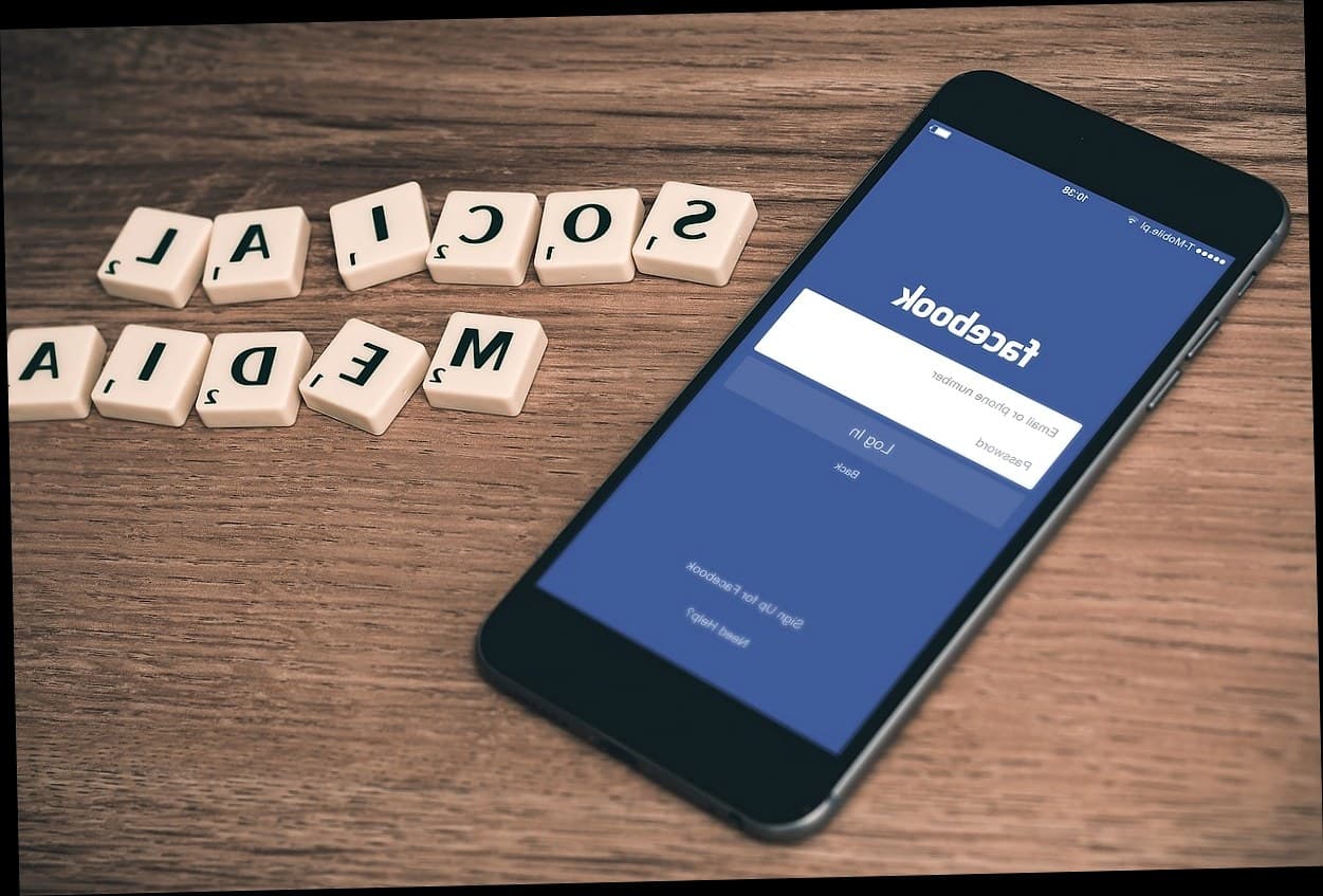 Ilustrasi penggunaan aplikasi klinik kecantikan untuk manajemen pelanggan di klinik modern