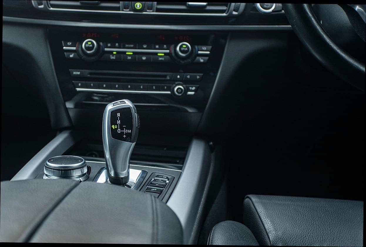 Ilustrasi sistem manajemen klinik kecantikan modern dengan antarmuka digital