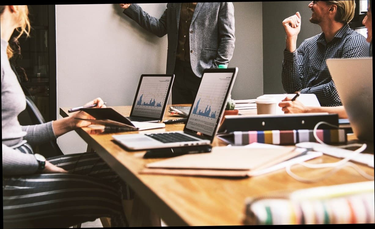 Tim klinik kecantikan sedang berdiskusi tentang manajemen karyawan