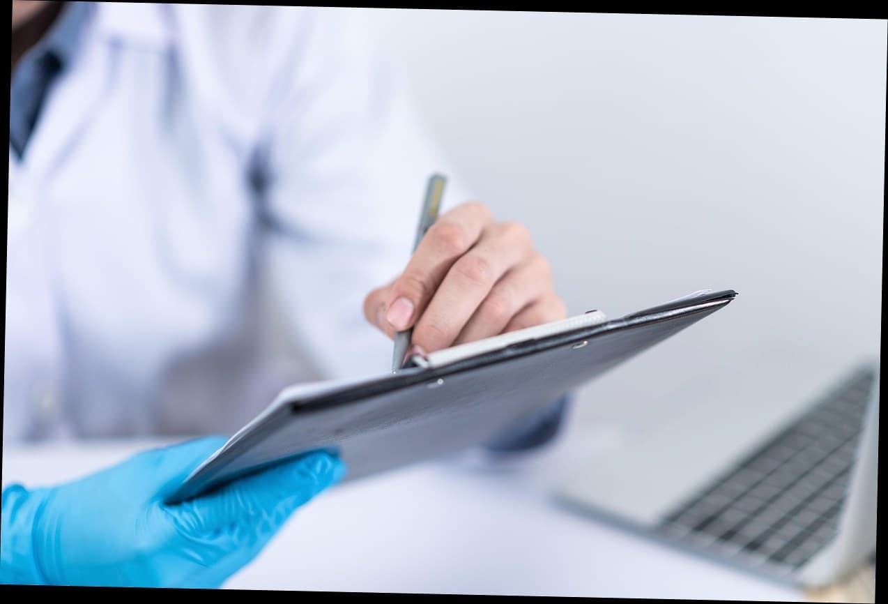 Dokter konsultan sedang menjelaskan menu treatment kepada pasien di klinik kecantikan