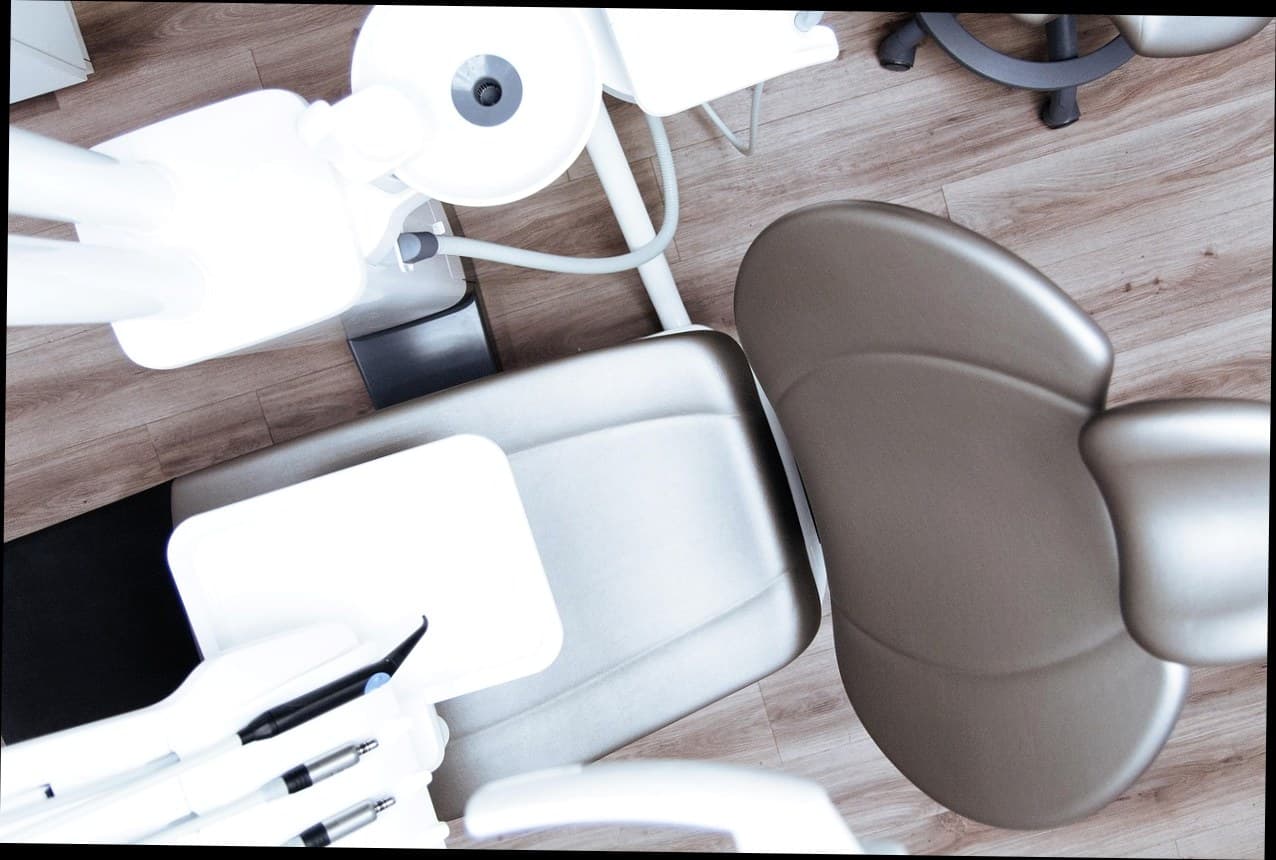 Dokter klinik kecantikan sedang berkonsultasi dengan pasien di ruangan modern