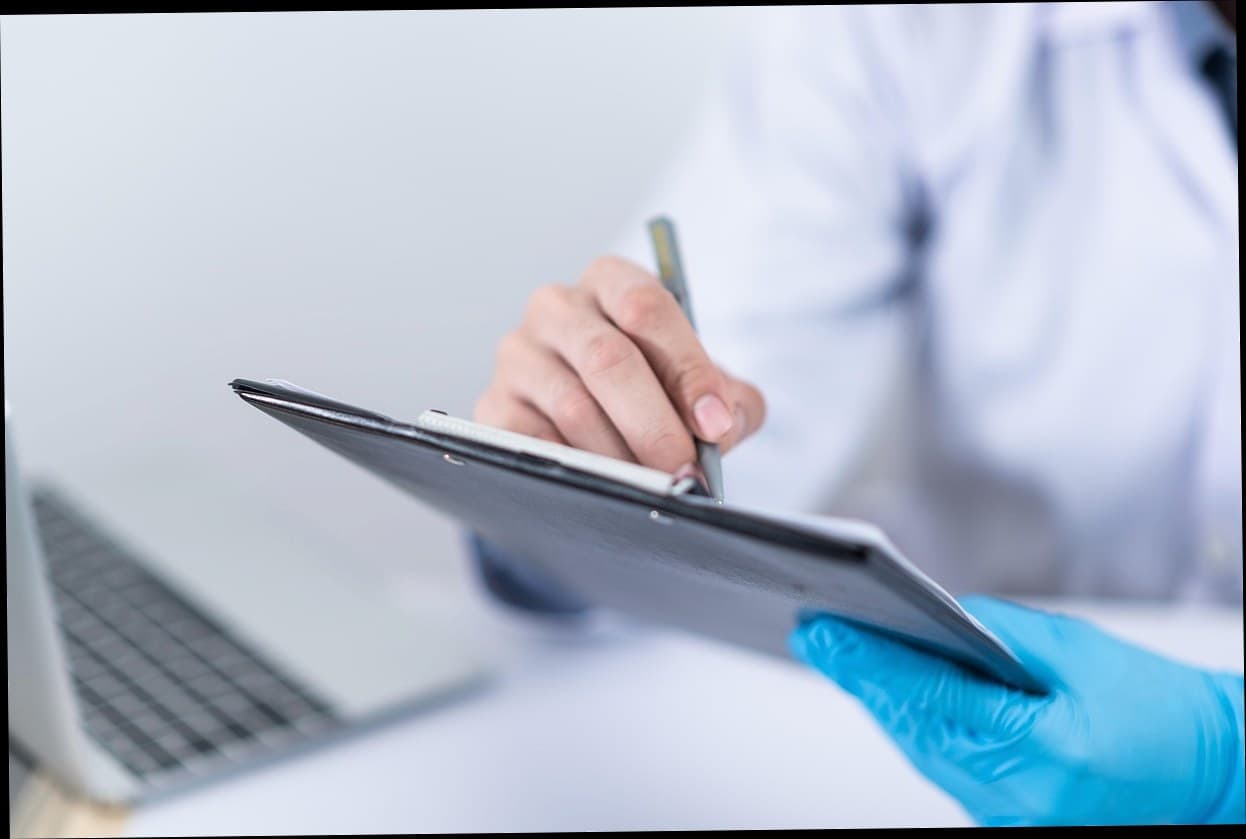 Konsultasi pasien di klinik kecantikan modern dengan sistem digital