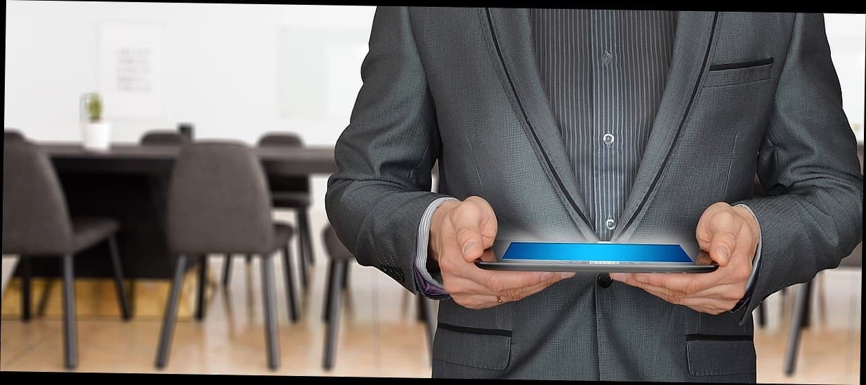 Pemilik klinik kecantikan sedang mendiskusikan strategi pemasaran dan melihat grafik pertumbuhan penjualan.