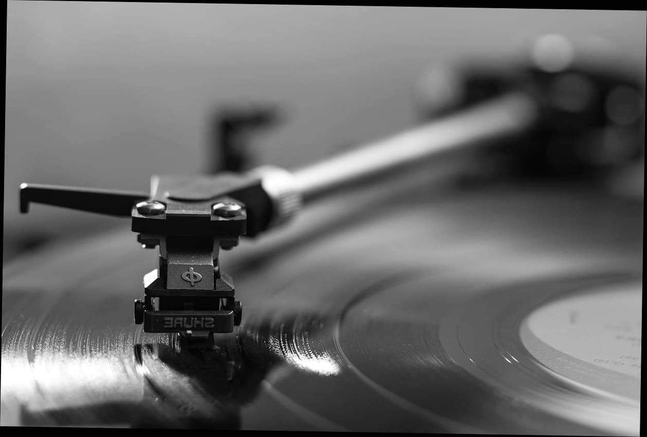 Rekam Medis Elektronik Klinik Kecantikan: Perbandingan Data Nyata Manual vs Digital