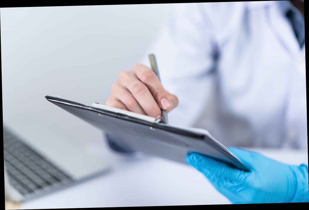 Dokter klinik kecantikan berkonsultasi dengan pasien di ruang praktik modern