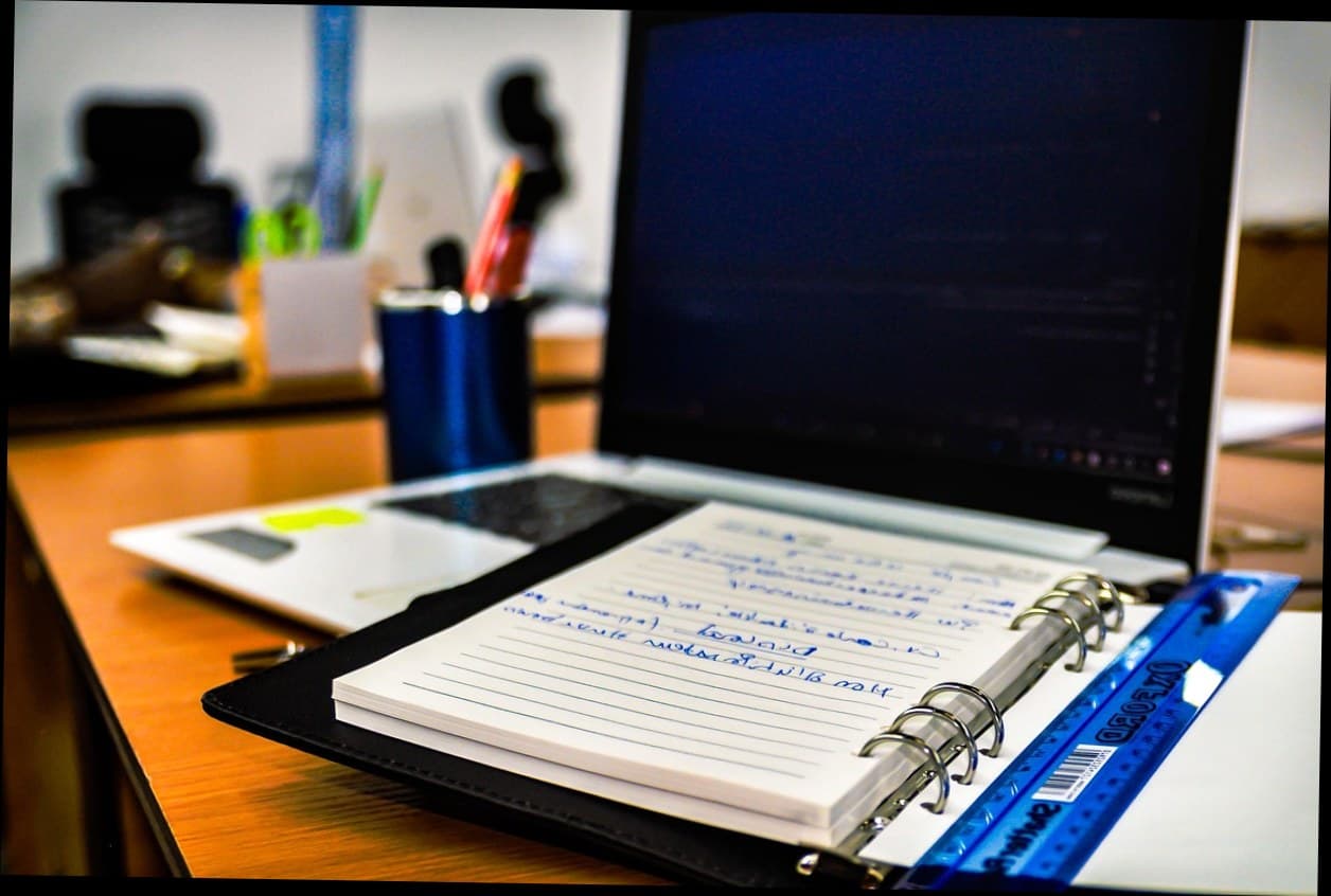 Tampilan dashboard aplikasi manajemen klinik kecantikan pada tablet dan smartphone