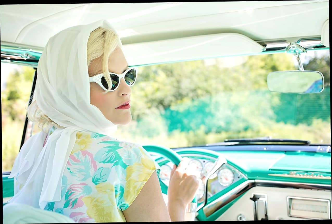 Tampilan dashboard sistem manajemen CRM untuk klinik kecantikan yang modern dan informatif.