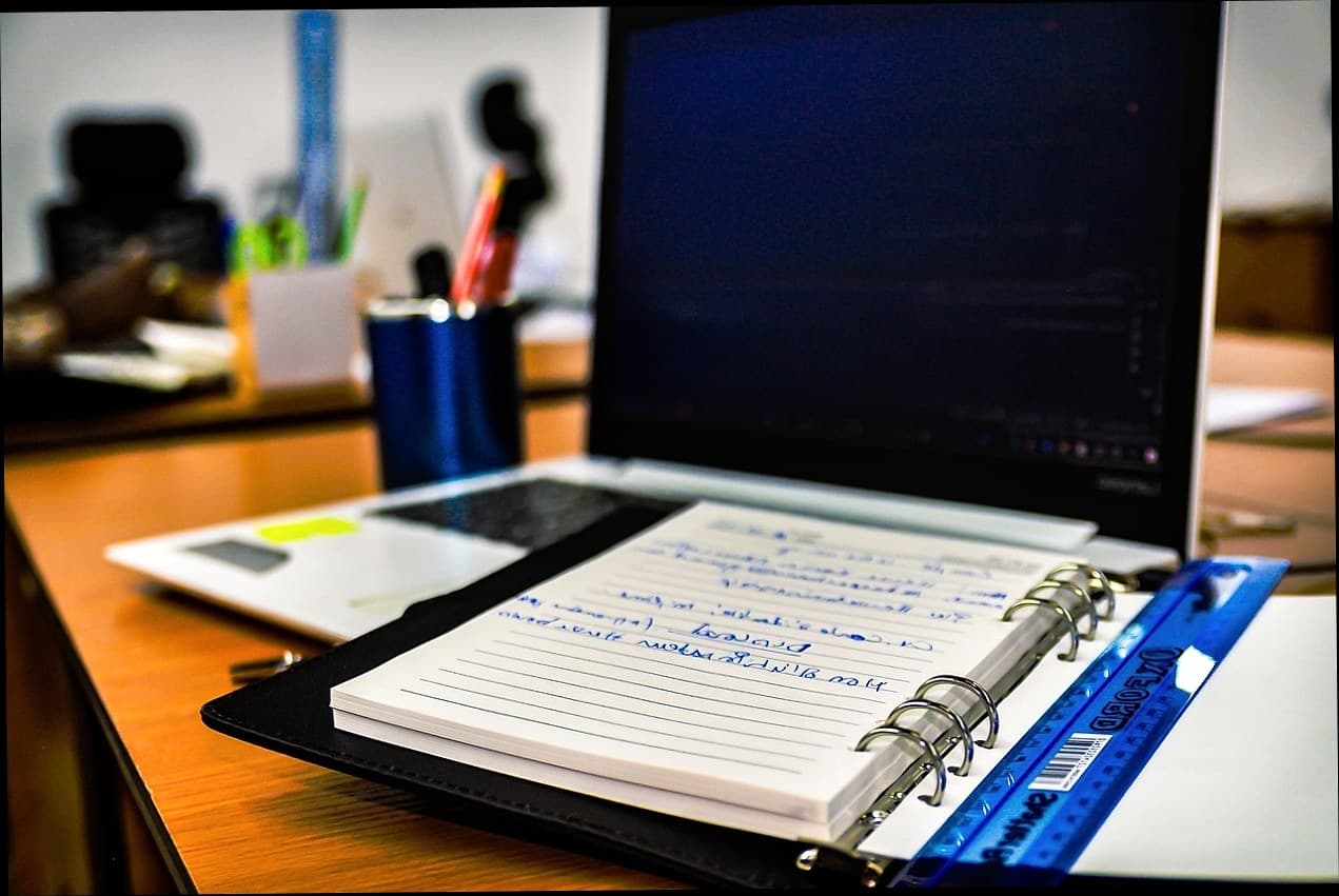 Pemilik klinik kecantikan menggunakan aplikasi manajemen untuk mengelola pasien dan promosi