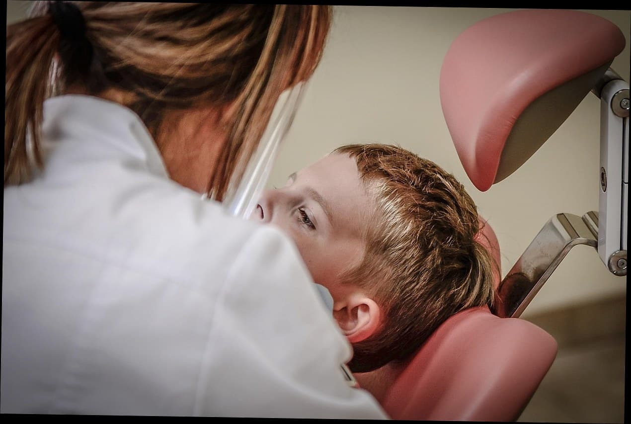 Dokter konsultan kecantikan sedang berdiskusi dengan pasien di klinik modern
