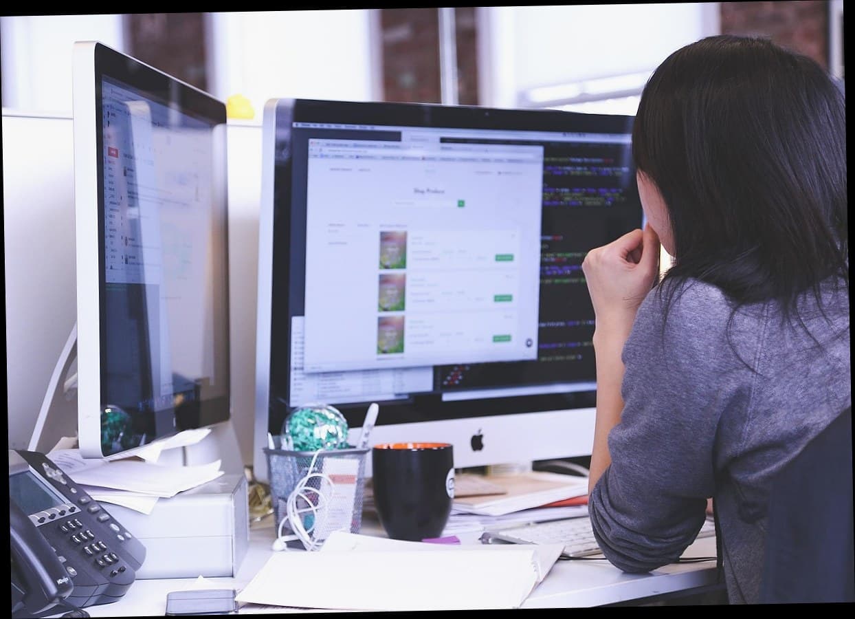 Seorang pemilik klinik kecantikan sedang merencanakan strategi penjualan di laptop.