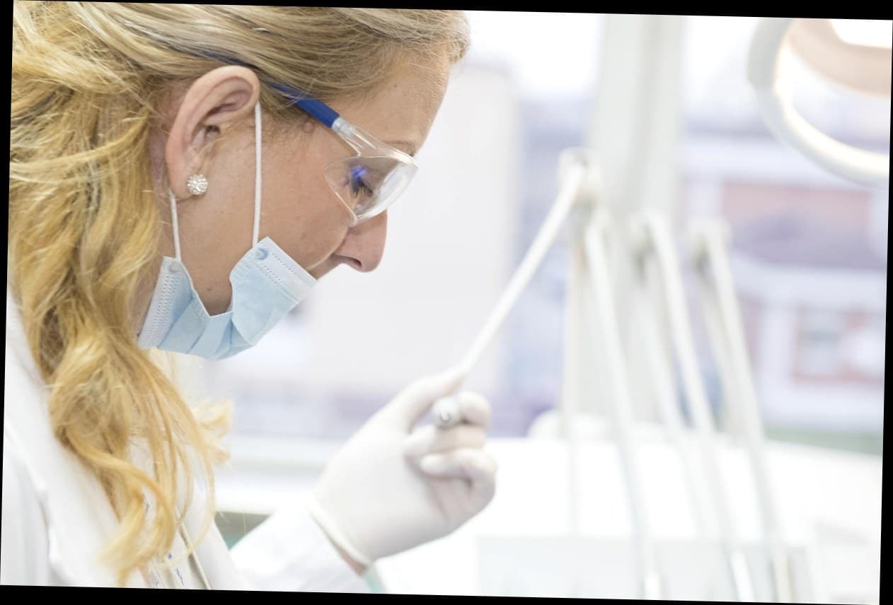 Pemilik klinik kecantikan menggunakan software salon kecantikan modern di tablet