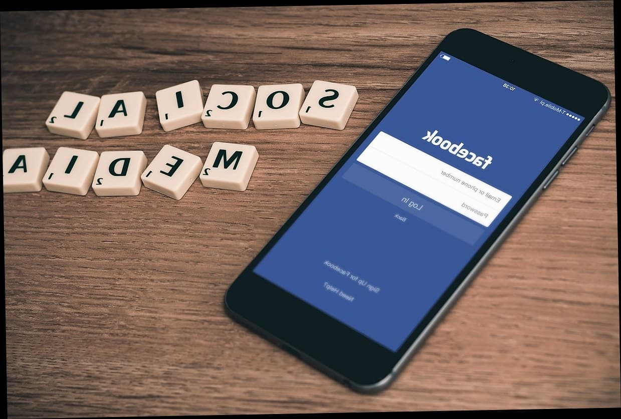 Pemilik klinik kecantikan menggunakan aplikasi manajemen di tablet