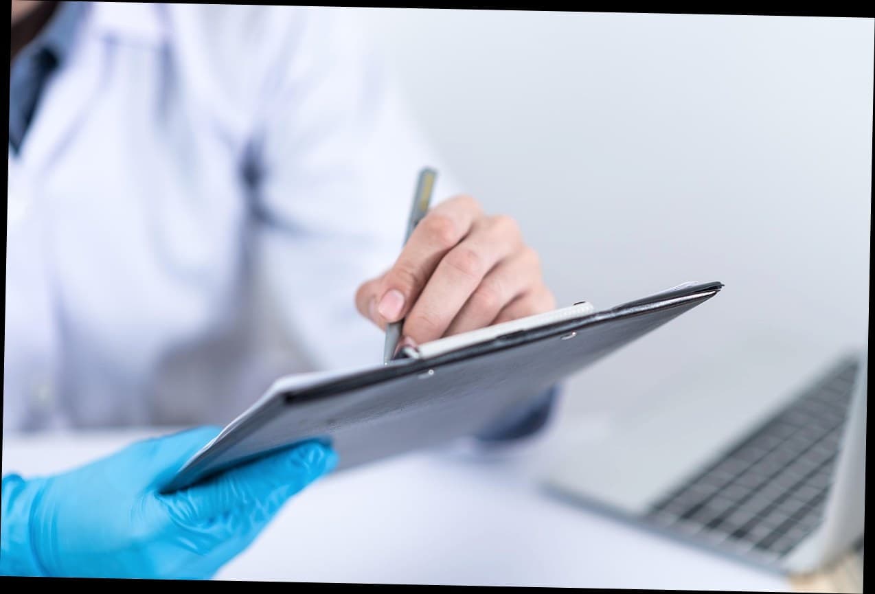 Dokter sedang berkonsultasi dengan pasien di klinik kecantikan yang modern dan nyaman