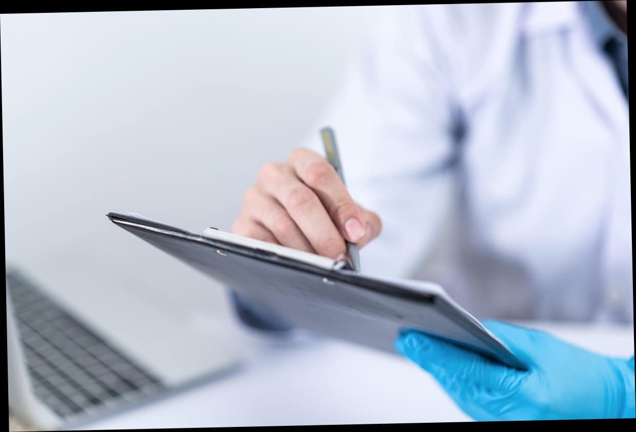 Konsultan klinik kecantikan sedang menjelaskan program loyalitas kepada pasien