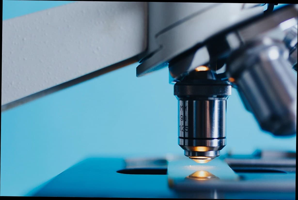 Pemilik klinik kecantikan menggunakan sistem manajemen digital modern di tablet