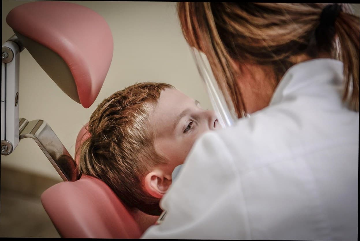 Konsultasi treatment di klinik kecantikan modern