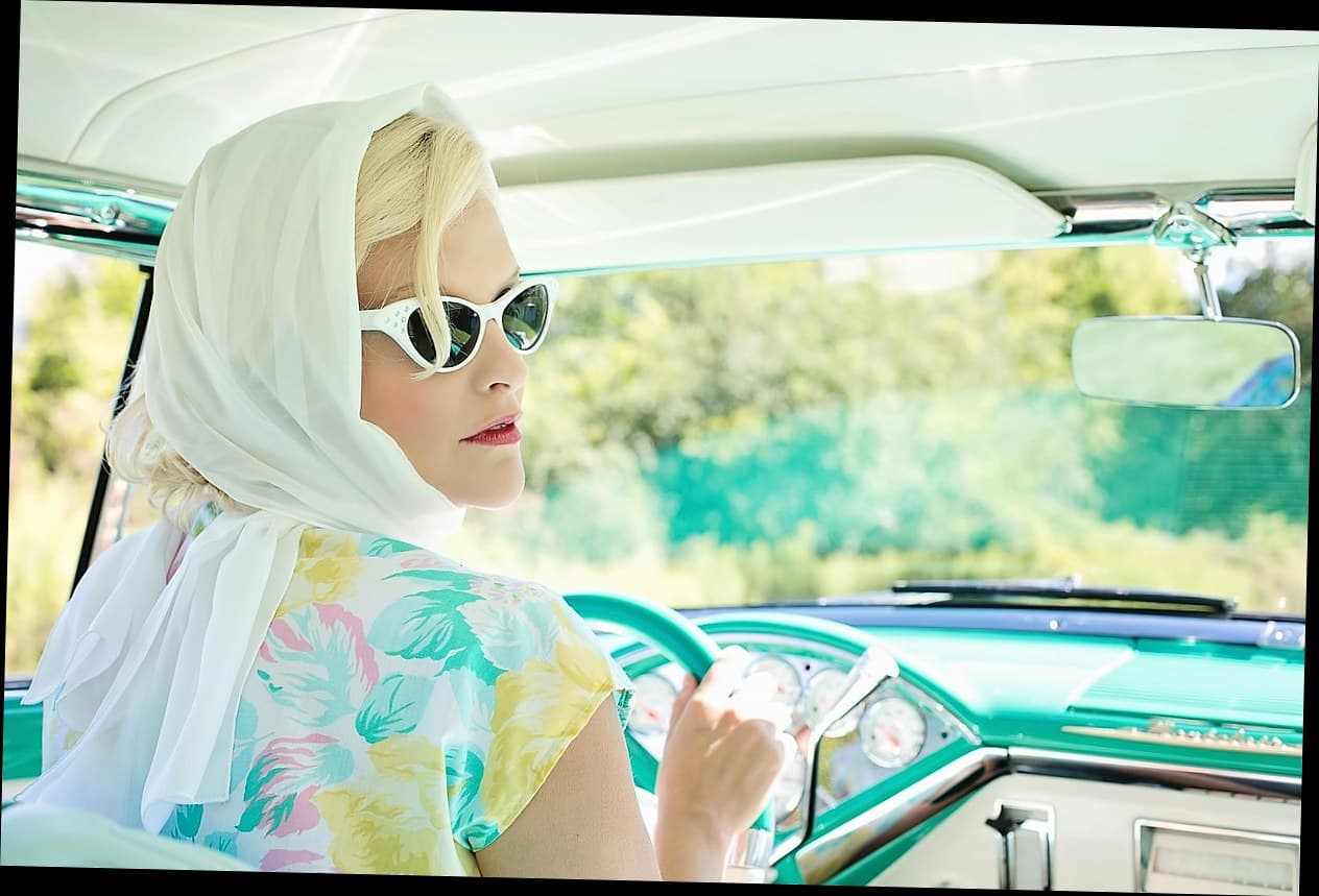 Aplikasi Custom Klinik Kecantikan vs WhatsApp: Mana yang Benar-benar Menghasilkan Uang?