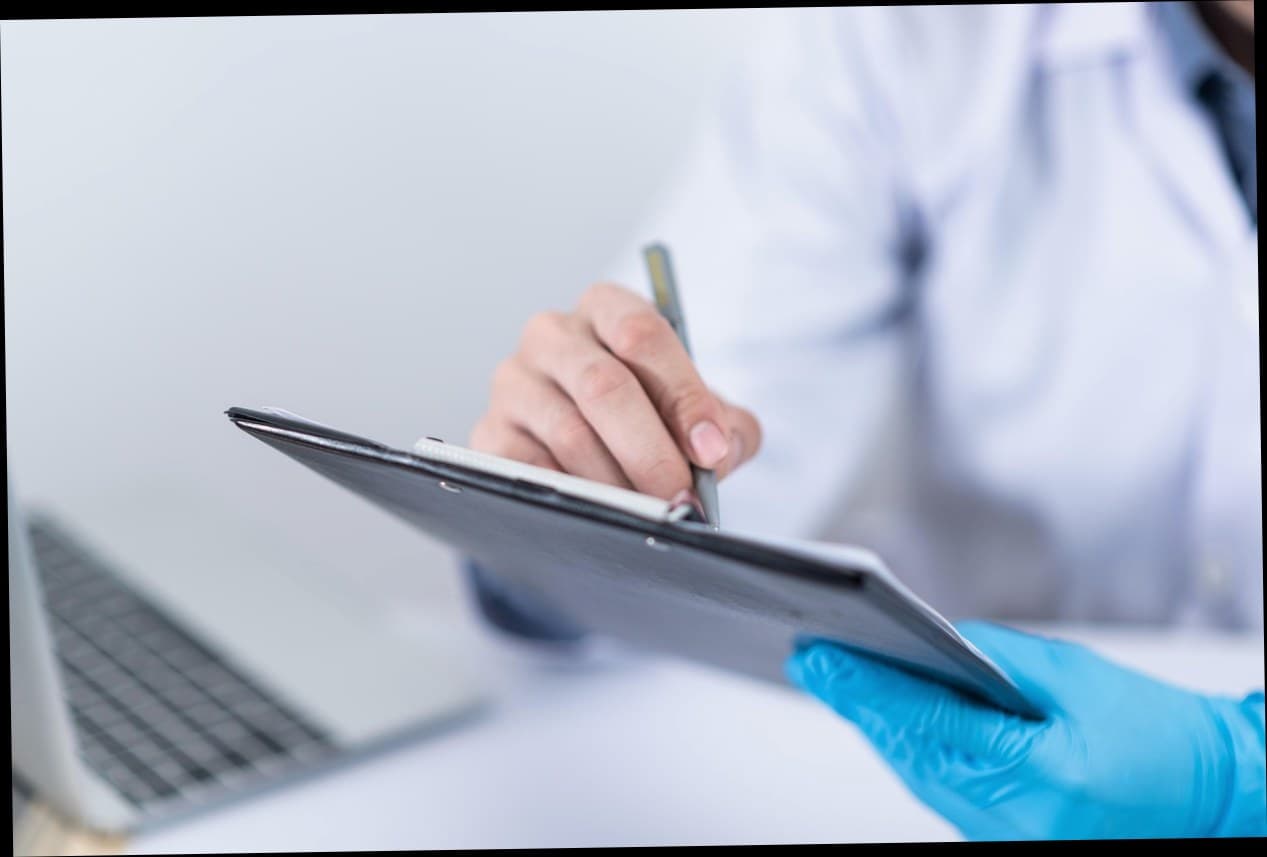 Konsultan sedang mendiskusikan daftar harga perawatan klinik dengan pemilik usaha kecantikan.