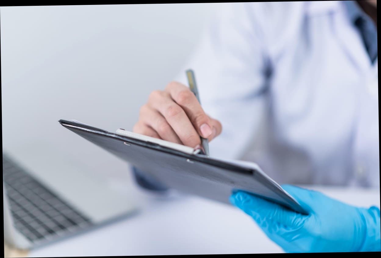 Dokter klinik kecantikan sedang berkonsultasi dengan pasien untuk meningkatkan customer experience.
