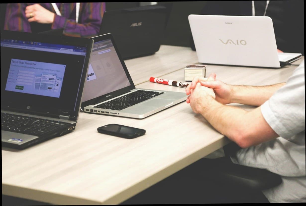 Tim klinik kecantikan sedang berdiskusi tentang manajemen operasional