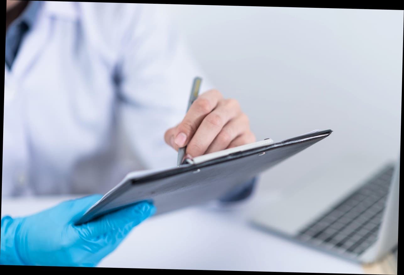 Konsultan klinik kecantikan sedang menjelaskan program perawatan kepada pelanggan