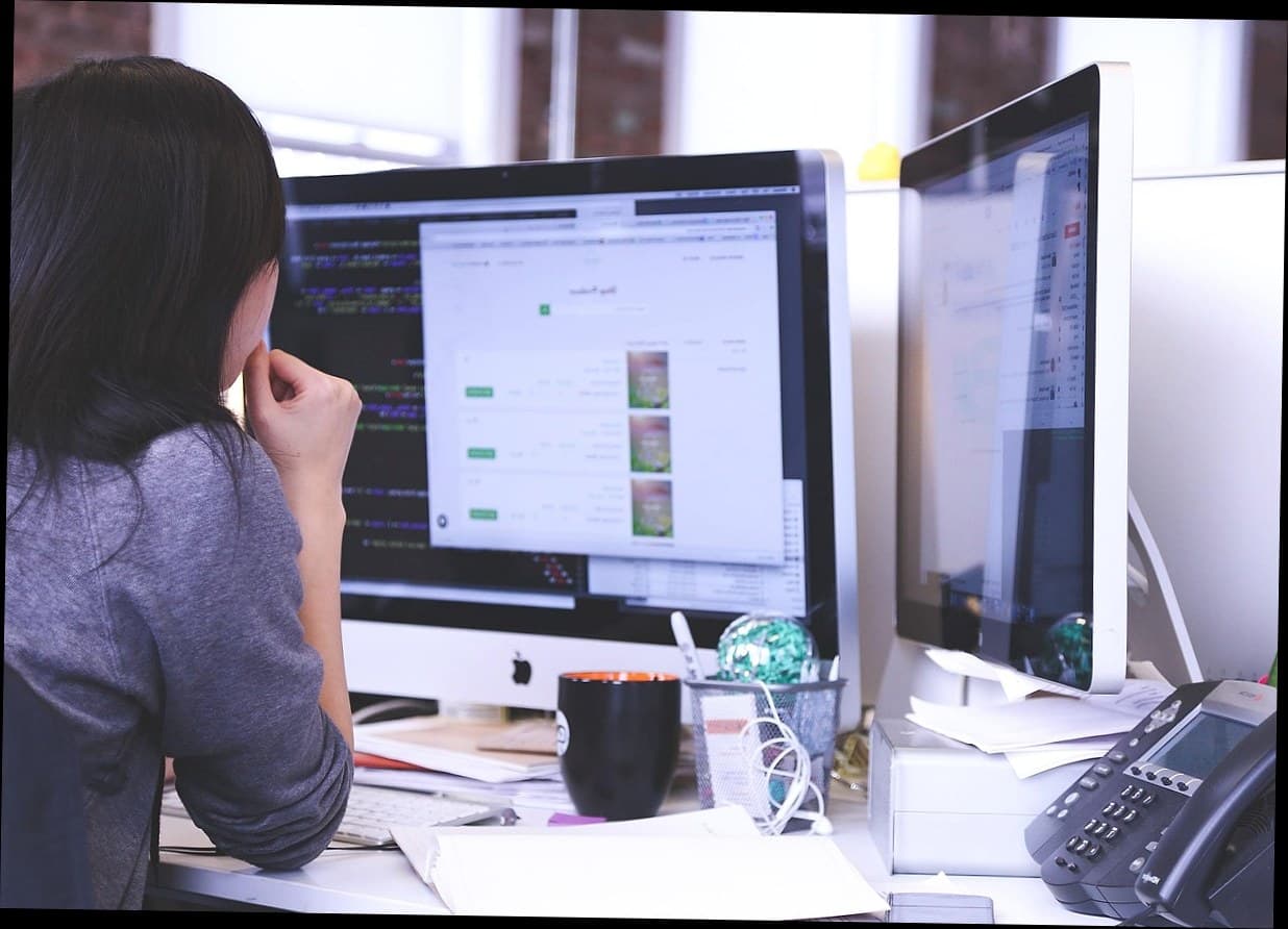 Pemilik klinik kecantikan sedang menganalisis data pelanggan di tablet untuk program loyalitas