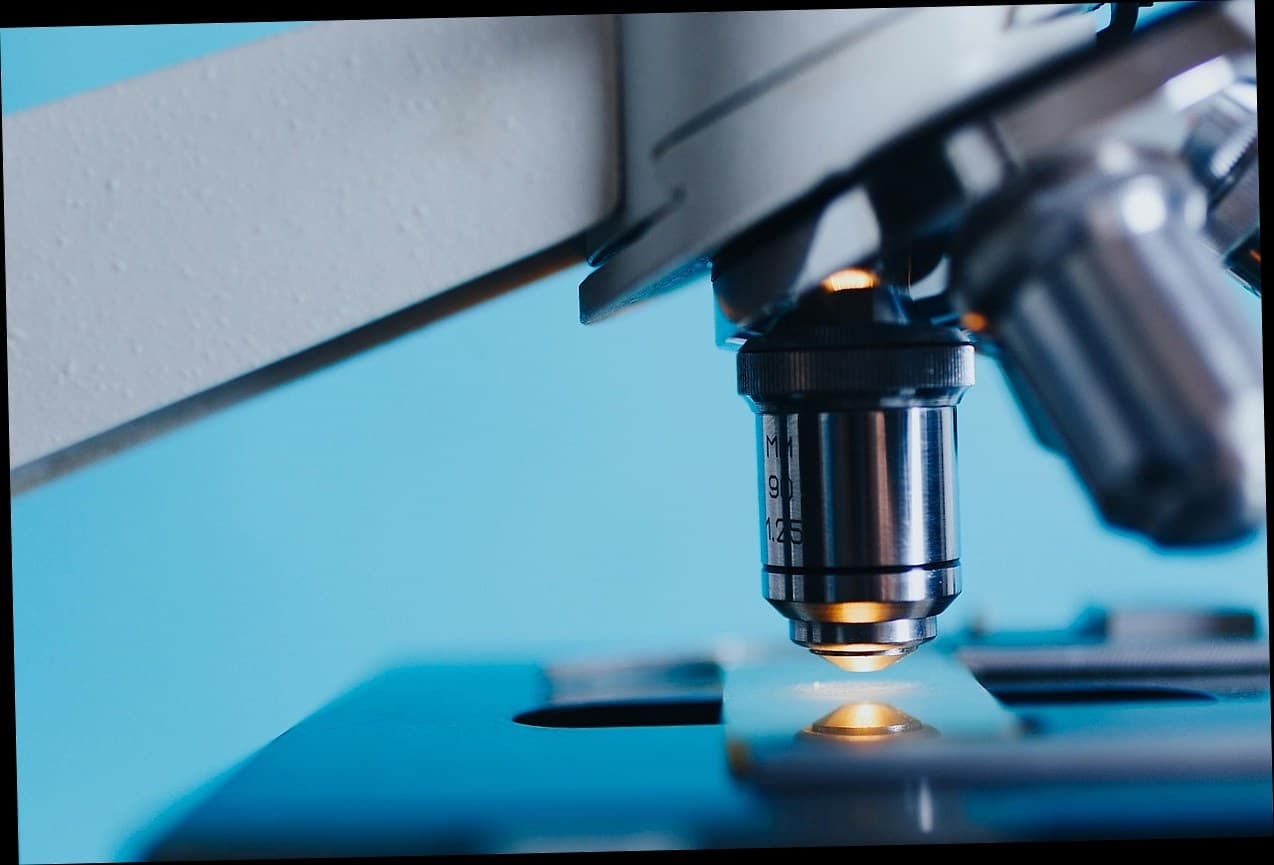 Penggunaan aplikasi klinik kecantikan pada smartphone untuk manajemen pasien.